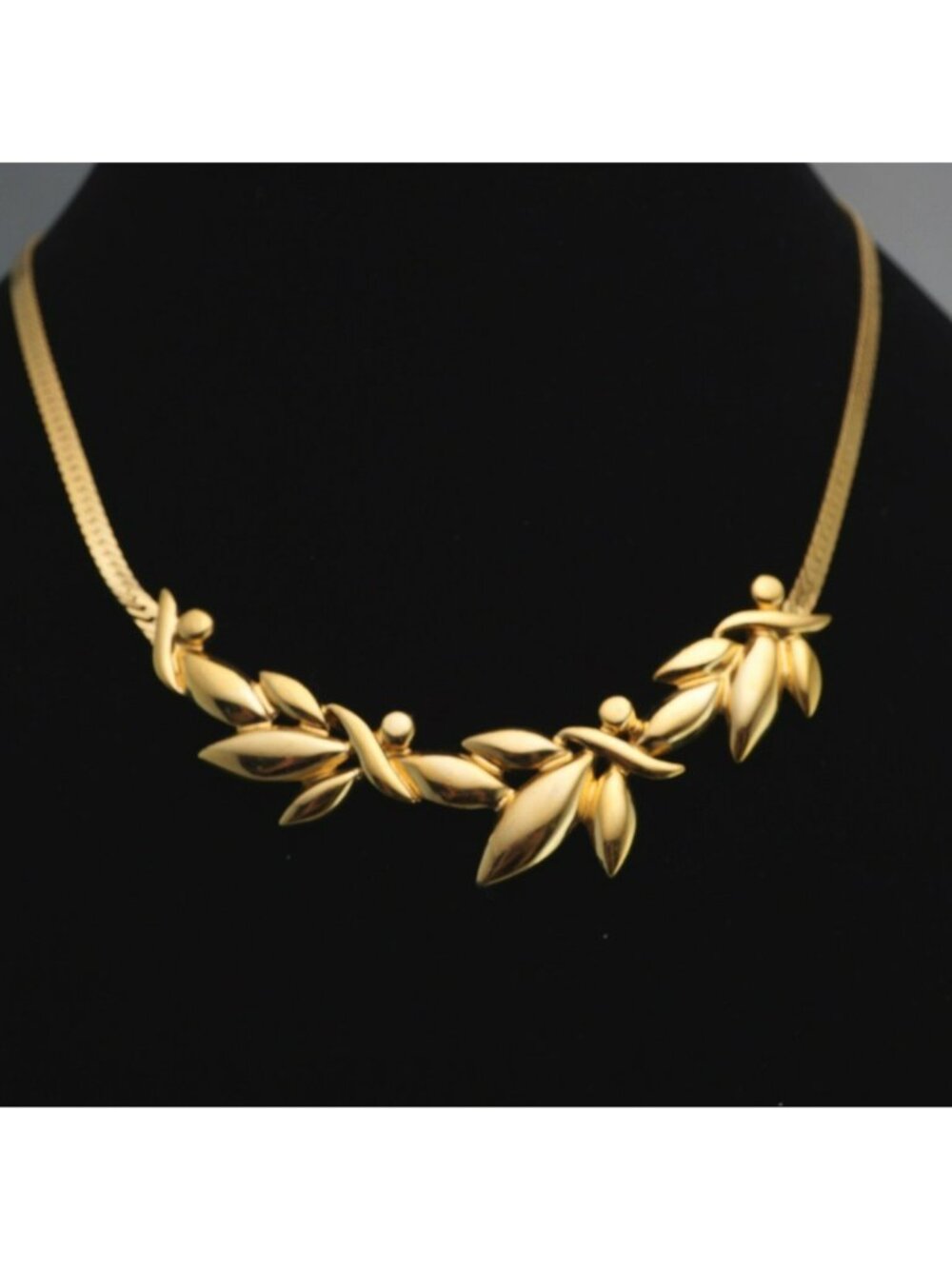 Vintage Trifari Gold-Tone Leaf Motif Choker Necklace 17" Chain